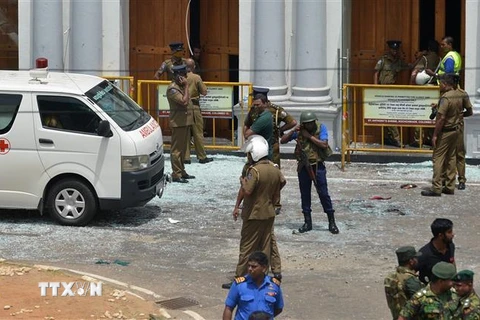 Lực lượng an ninh làm nhiệm vụ tại hiện trường vụ nổ ở nhà thờ thuộc khu vực Kochchikade, Colombo, Sri Lanka, ngày 21/4/2019. (Ảnh: AFP/TTXVN)
