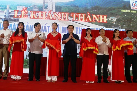 Phó Thủ tướng Vương Đình Huệ và các đại biểu cắt băng khánh thành Nhà máy gỗ MDF Thanh Thành Đạt. (Ảnh: Hoàng Ngà/TTXVN)