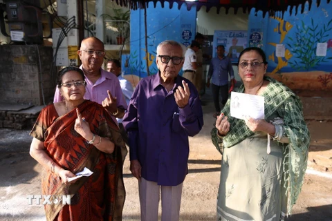 Cử tri Ấn Độ sau khi bỏ phiếu tại một địa điểm bầu cử ở Hyderabad. (Ảnh: THX/TTXVN)