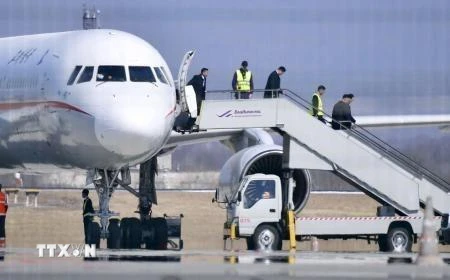 Đoàn quan chức Triều Tiên tới sân bay quốc tế Vladivostok ngày 22/4/2019, hai ngày trước chuyến thăm Nga của nhà lãnh đạo Triều Tiên Kim Jong-un. (Ảnh: Kyodo/TTXVN)