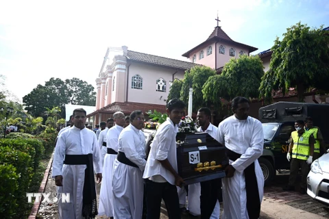 Chuyển quan tài của nạn nhân thiệt mạng trong vụ nổ ở Negombo, Srilanka, ngày 23/4. (Ảnh: AFP/TTXVN)