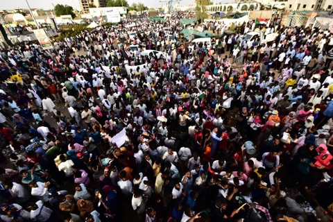 Người biểu tình tập trung bên ngoài tổng hành dinh quân đội ở thủ đô Khartoum, Sudan, phản đối Hội đồng quân sự chuyển tiếp điều hành đất nước, ngày 14/4/2019. (Ảnh: AFP/TTXVN)