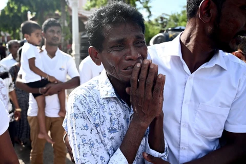 Một người đàn ông đau buồn trước cái chết của người thân trong vụ nổ ở Negombo, Sri Lanka, ngày 23/4/2019. (Ảnh: AFP/TTXVN)
