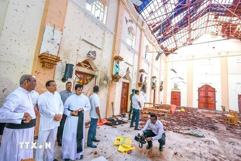 Tổng thống Sri Lanka Maithripala Sirisena (thứ 2, trái, hàng trên) thị sát hiện trường một vụ đánh bom nhằm vào nhà thờ Thánh Sebastian ở Negombo ngày 23/4. (Ảnh: AFP/TTXVN)