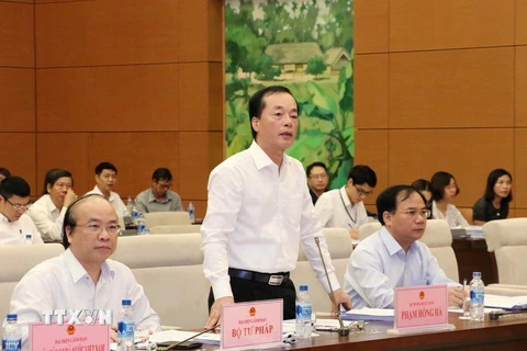 Bộ trưởng Bộ Xây dựng Phạm Hồng Hà giải trình tại phiên họp. (Ảnh: Văn Điệp/TTXVN)