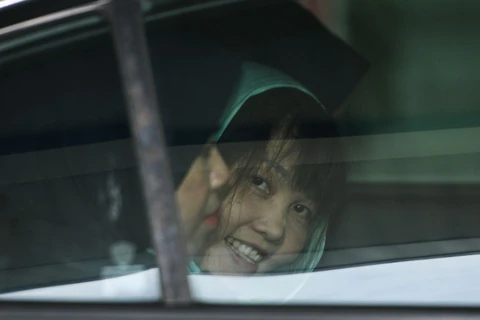Đoàn Thị Hương nở nụ cười khi rời phiên tòa ngày 1/4. (Nguồn: AFP)