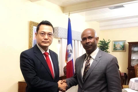 Thủ tướng Haiti Jean-Michel Lapin và Đại sứ Việt Nam kiêm nhiệm Haiti Nguyễn Trung Thành. (Ảnh: Đại sứ quán Việt Nam tại Cuba cung cấp)