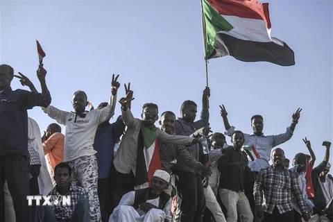 Hàng nghìn người biểu tình yêu cầu chuyển giao quyền lực cho chính quyền dân sự tại thủ đô Khartoum, Sudan ngày 23/4/2019. (Ảnh: AFP/TTXVN)