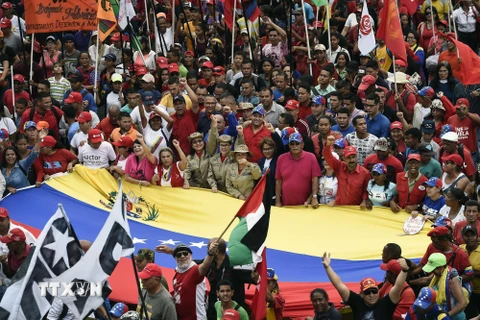 Những người ủng hộ Tổng thống Nicolas Maduro tham gia cuộc tuần hành tại thủ đô Caracas, Venezuela, ngày 13/4. (Ảnh: AFP/TTXVN)