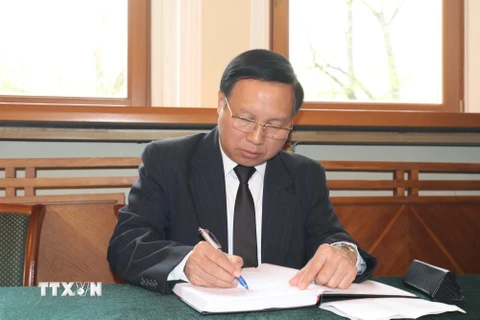 Đại sứ Việt Nam tại Liên bang Nga Ngô Đức Mạnh ghi sổ tang. (Ảnh: Dương Trí/TTXVN)