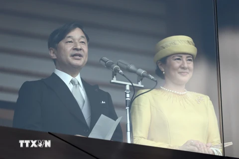Tân Nhật hoàng Naruhito (trái) và Hoàng hậu Masako (phải) xuất hiện lần đầu tiên trước công chúng kể từ sau khi đăng quang, tại Hoàng cung ở thủ đô Tokyo ngày 4/5. (Ảnh: AFP/TTXVN)
