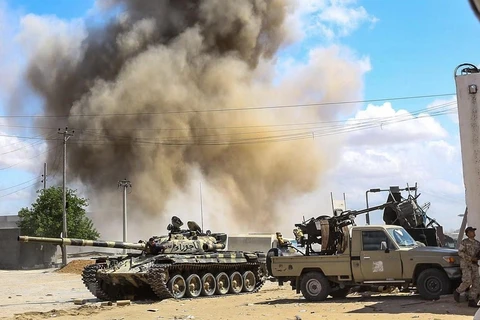 Lực lượng ủng hộ Chính phủ Libya giao tranh với các tay súng Quân đội Quốc gia Libya tự xưng (LNA) ở ngoại ô thủ đô Tripoli ngày 12/4. (Ảnh: AFP/TTXVN)