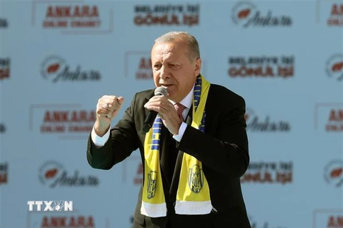 Tổng thống Thổ Nhĩ Kỳ Recep Tayyip Erdogan phát biểu trong cuộc mít tinh ở Ankara. (Ảnh: THX/TTXVN)