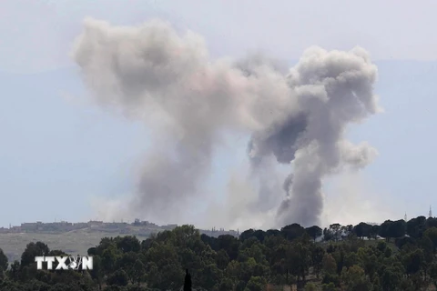 Khói bốc lên sau một cuộc nã pháo tại làng Kfar Nabuda, khu vực Hama, Syria, ngày 30/4/2019. Ảnh: AFP/ TTXVN