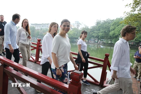 Công chúa kế vị Thụy Điển Victoria Ingrid Alice Desiree trên cầu Thê Húc, tham quan đền Ngọc Sơn. (Ảnh: Lâm Khánh/TTXVN)
