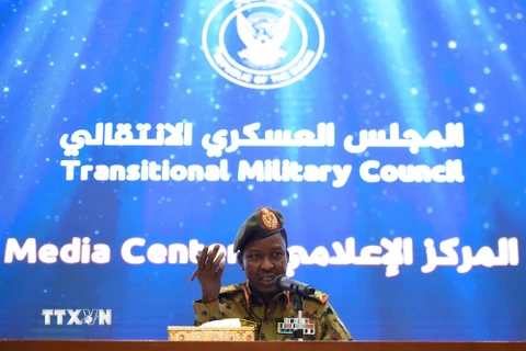 Người phát ngôn TMC Shams-Eddin Kabashi phát biểu trong cuộc họp báo tại Khartoum, Sudan, ngày 7/5/2019. (Ảnh: AFP/TTXVN)