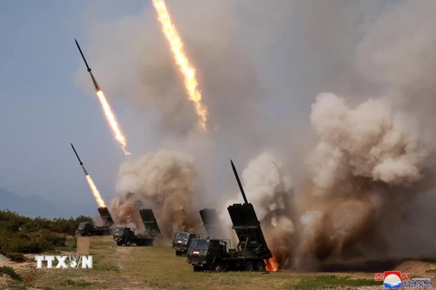 Quân đội Triều Tiên tiến hành thử nghiệm vũ khí chiến thuật mới tại vùng biển phía đông Triều Tiên ngày 4/5/2019. (Ảnh: Yonhap/TTXVN)