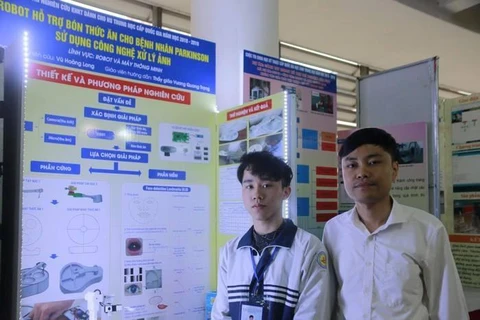 'Robot bón thức ăn' - một dự án nhân văn của học sinh Lào Cai
