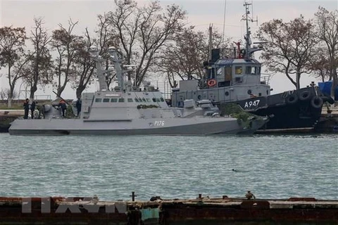 Tàu hải quân Ukraine bị bắt giữ tại Eo biển Kerch. (Nguồn: AFP/TTXVN)