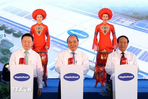  Thủ tướng Nguyễn Xuân Phúc và các đại biểu thực hiện nghi thức khởi công Nhà máy chế biến rau, củ, quả Hải Phòng. (Ảnh: Thống Nhất/TTXVN)