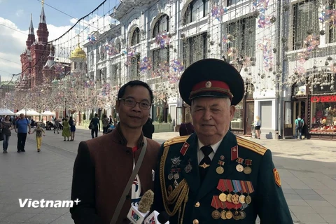 Phóng viên TTXVN chụp ảnh cùng Đại tá Liên Xô. (Nguồn: Vietnam+)