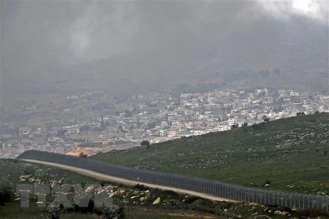 Hàng rào ngăn cách khu vực Cao nguyên Golan do Israel chiếm đóng, gần thị trấn Majdal Shams, với Syria, ngày 25/3/2019. (Ảnh: AFP/TTXVN)
