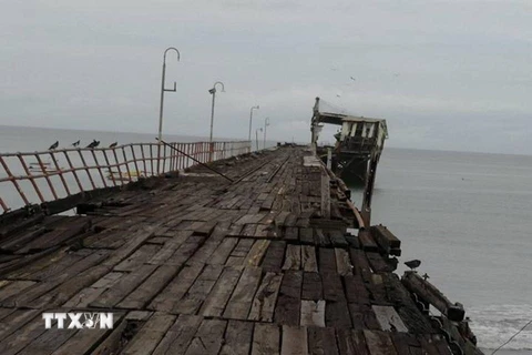 Cây cầu bị phá hỏng sau trận động đất mạnh 6,1 độ tại Puerto Armulles, Panama ngày 12/5/2019. (Ảnh: AP/TTXVN)