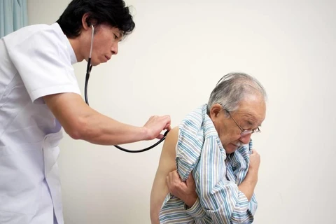 Bác sỹ khám bệnh cho một bệnh nhân ở Nhật Bản. (Nguồn: Japantimes)