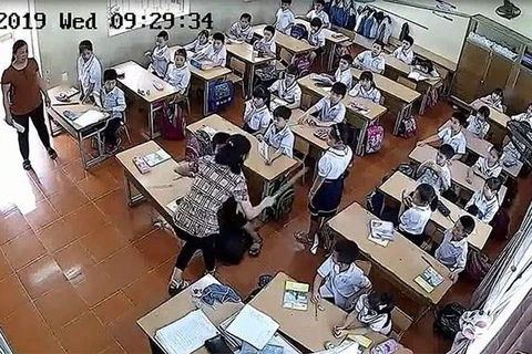 Cô giáo đánh học sinh (ảnh cắt từ clip)