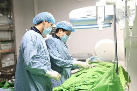 Các bác sỹ Trung tâm Tim mạch thực hiện ca can thiệp cho bé D. (Nguồn: Bệnh viện đa khoa tỉnh Phú Thọ)