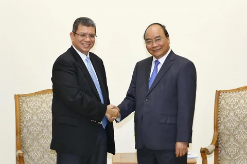 Thủ tướng Nguyễn Xuân Phúc tiếp Bộ trưởng Ngoại giao Malaysia Saifuddin Abdullah. (Ảnh: Thống Nhất/TTXVN)