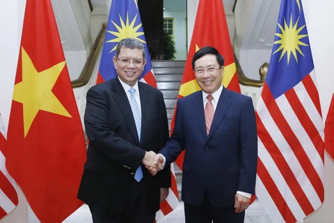 Phó Thủ tướng, Bộ trưởng Bộ Ngoại giao Phạm Bình Minh đón Bộ trưởng Bộ Ngoại giao Malaysia Saifuddin Abdullah. (Ảnh: Lâm Khánh/TTXVN)