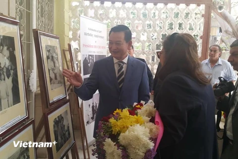Đại sứ Trần Thành Công giới thiệu bức ảnh về Chủ tịch Hồ Chí Minh với các đại biểu Ai Cập. (Ảnh: Trương Anh Tuấn/Vietnam+)