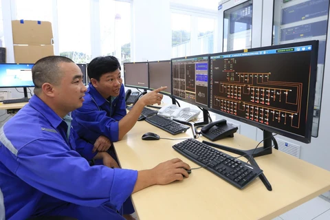 Công nhân Công ty Thủy điện Đa Nhim-Hàm Thuận-Đa Mi (DHD) kiểm tra thông số kỹ thuật thiết bị trạm biến áp 110kV dự án điện mặt trời Đa Mi. (Ảnh: Ngọc Hà/TTXVN)
