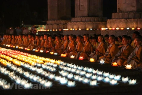Lễ hội hoa đăng, thắp nến cầu nguyện hòa bình thế giới tại chùa Tam Chúc. (Ảnh: Minh Sơn/Vietnam+)