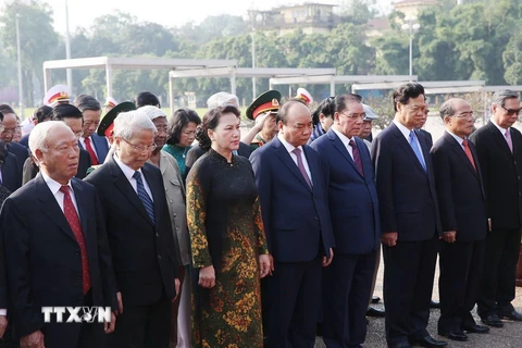 Đoàn đại biểu lãnh đạo, nguyên lãnh đạo Đảng, Nhà nước và MTTQ Việt Nam đến đặt vòng hoa và vào Lăng viếng Chủ tịch Hồ Chí Minh. (Ảnh: Dương Giang/TTXVN)