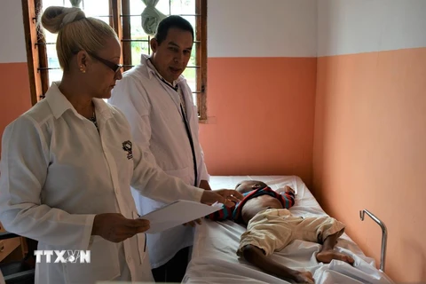 Các bác sỹ Cuba khám cho trẻ em tại Làng trẻ em mồ côi tàn tật Human DreamsTabainia. (Ảnh: Đình Lượng/TTXVN)