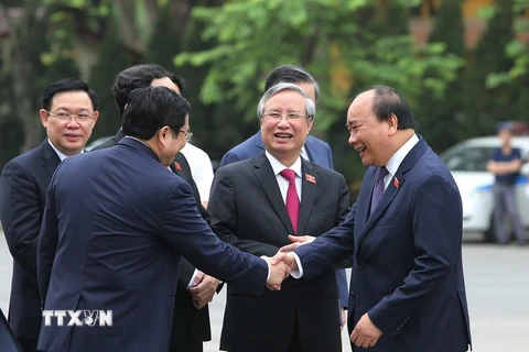 Thủ tướng Nguyễn Xuân Phúc với các đại biểu Quốc hội trước giờ khai mạc kỳ họp thứ 7 Quốc hội khóa XIV. (Ảnh: Dương Giang/TTXVN)