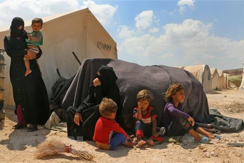 Người dân Syria tại khu trại tạm ở Kafr Lusin, tỉnh Idlib, sau khi phải rời bỏ nhà cửa tránh xung đột. (Nguồn: AFP/TTXVN)