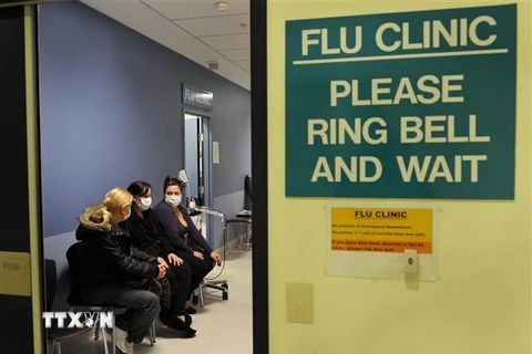 Bệnh nhân nhiễm cúm chờ khám bệnh tại bệnh viện Austin ở Melbourne, Australia. (Ảnh: AFP/TTXVN)