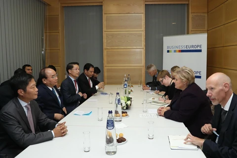 Thủ tướng Nguyễn Xuân Phúc gặp song phương Thủ tướng Na Uy Erna Solberg bên lề Hội nghị Cấp cao Á-Âu lần thứ 12 (ASEM 12) tại Bỉ năm 2018. (Ảnh: Thống Nhất/TTXVN)