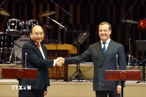 Thủ tướng Nguyễn Xuân Phúc và Thủ tướng Dmitri Medvedev dự Lễ khai mạc Năm chéo Việt Nam-Liên bang Nga. (Ảnh: Thống Nhất/TTXVN)