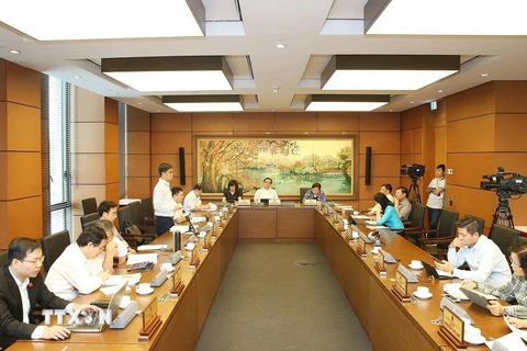 Đại biểu Quốc hội Thành phố Hà Nội thảo luận ở tổ. (Ảnh: Dương Giang/TTXVN)