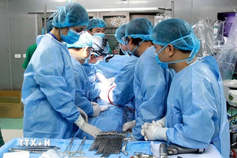 Ca phẫu thuật tim mạch đầu tiên của Bệnh viện Đa khoa tỉnh Thái Bình thành công sau khi được tiếp nhận kỹ thuật. (Ảnh: Thế Duyệt/TTXVN)