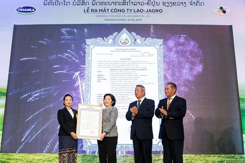 Ban lãnh đạo Công ty Lao-Jagro chính thức nhận giấy chứng nhận đầu tư do Bộ Kế hoạch và Đầu tư Lào cấp. (Nguồn: Vinamilk)