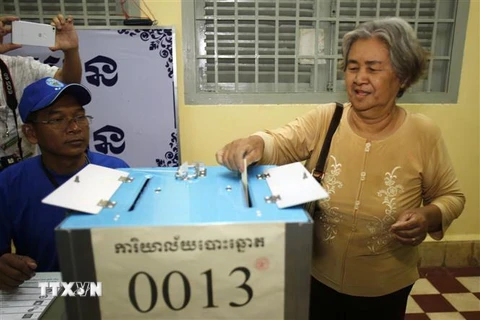 Cử tri bỏ phiếu tại điểm bầu cử ở Phnom Penh, Campuchia ngày 26/5/2019. (Ảnh: THX/TTXVN)