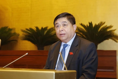 Bộ trưởng Bộ Kế hoạch và Đầu tư Nguyễn Chí Dũng trình bày Tờ trình Tờ trình về phân bổ, sử dụng nguồn dự phòng Kế hoạch đầu tư công trung hạn giai đoạn 2016-2020. (Ảnh: Lâm Khánh/TTXVN)