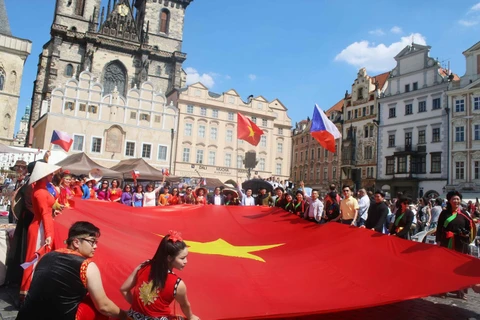 Quốc kỳ Việt Nam trên Quảng trường Phố cổ Prague. (Ảnh: Trần Hiếu/Vietnam+)