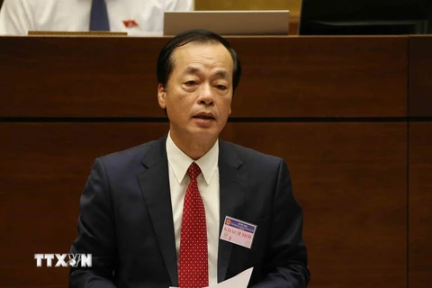 Bộ trưởng Bộ Xây dựng Phạm Hồng Hà trả lời chất vấn của đại biểu Quốc hội. (Ảnh: Phương Hoa/TTXVN)