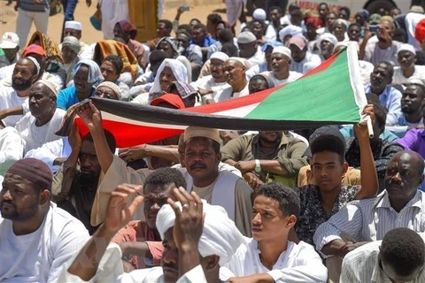 Người biểu tình tập trung tại Khartoum, Sudan, ngày 17/5/2019. (Ảnh: AFP/TTXVN)